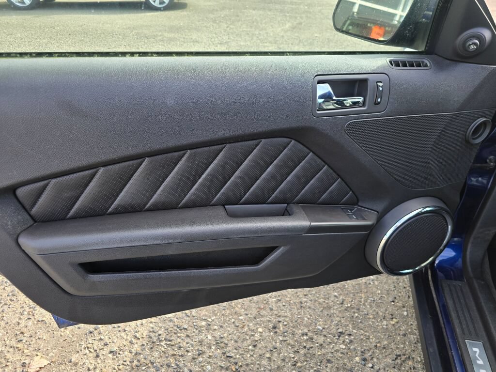 Used 2010 Ford Mustang Premium RWD image 22