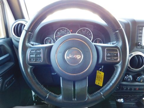Used 2018 Jeep Wrangler Unlimited Sahara AWD/4WD image 12