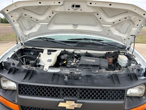 Used 2011 Chevrolet Express 2500 image 17