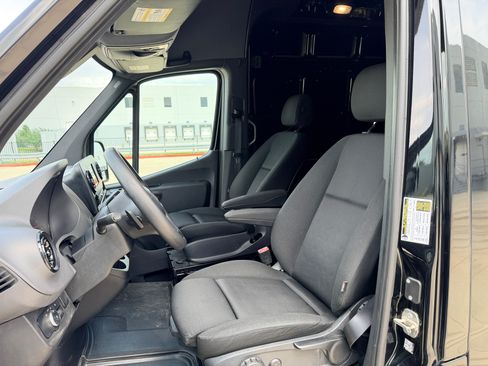 Used 2019 Mercedes-Benz Sprinter image 10