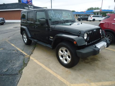 Used 2014 Jeep Wrangler 4WD Unlimited Sahara image 6
