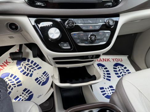 Used 2018 Chrysler Pacifica Touring-L image 29