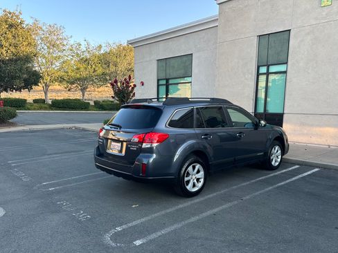 Used 2014 Subaru Outback 2.5i Premium Wagon 4D AWD/4WD image 5
