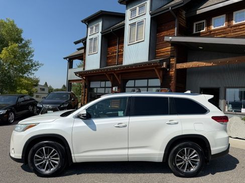 Used 2017 Toyota Highlander AWD V6 image 2