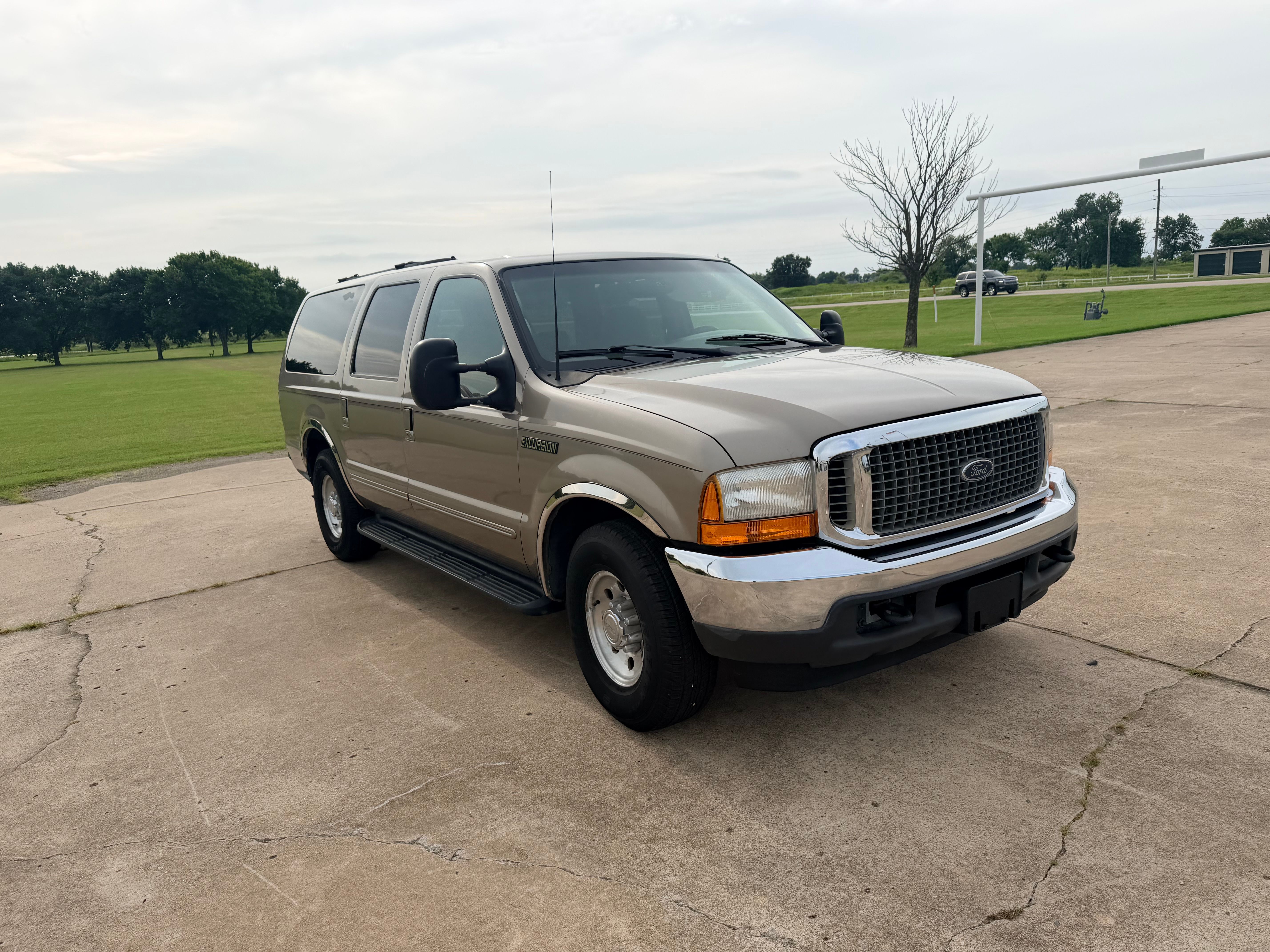 Used 2000 Ford Excursion 2WD XLT image 3