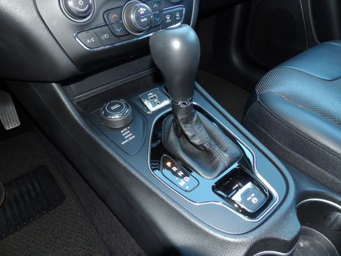 Used 2019 Jeep Cherokee 4WD Overland image 36