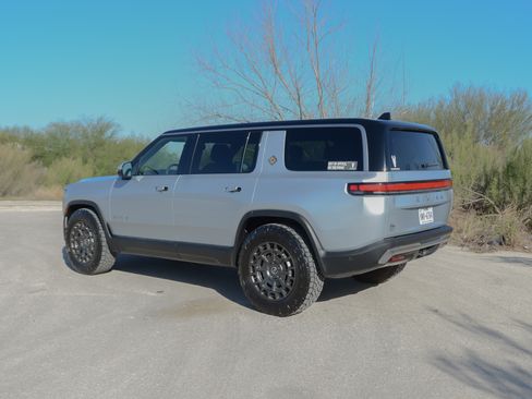 Used 2025 Rivian R1S Adventure image 3