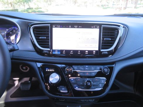 Used 2025 Chrysler Pacifica Select image 28