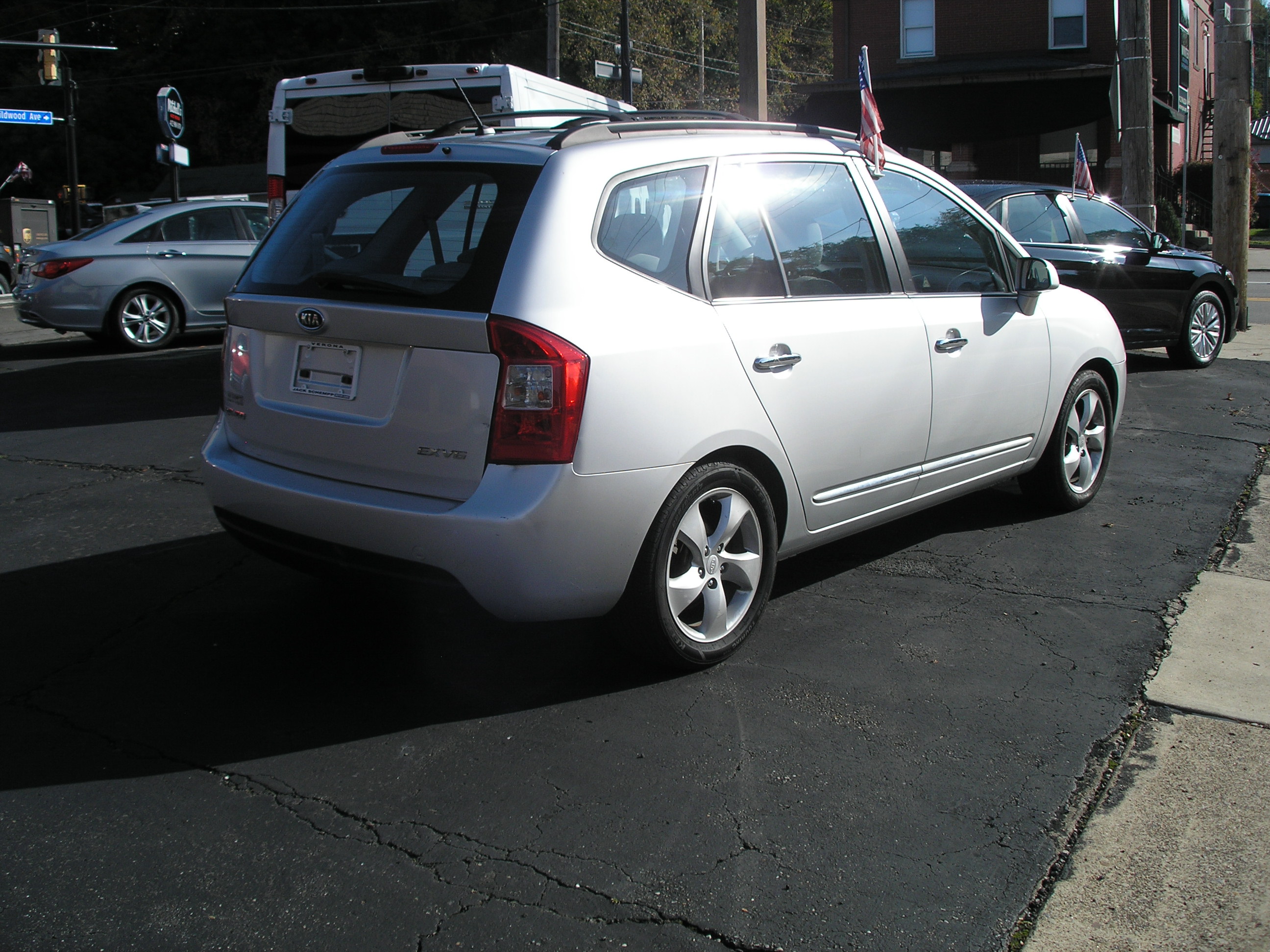 Used 2008 Kia Rondo EX FWD image 2