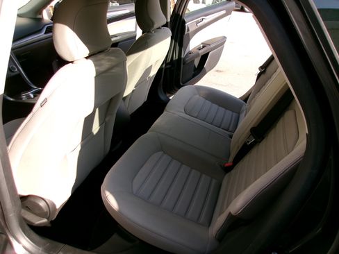 Used 2018 Ford Fusion S Hybrid FWD image 4