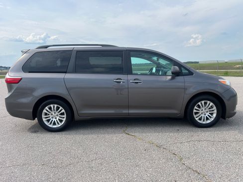 Used 2017 Toyota Sienna XLE Minivan FWD image 8