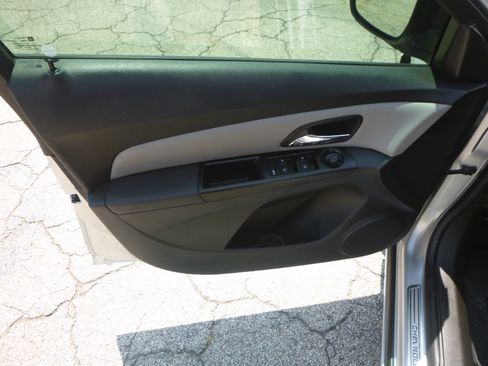 Used 2014 Chevrolet Cruze LS FWD image 11