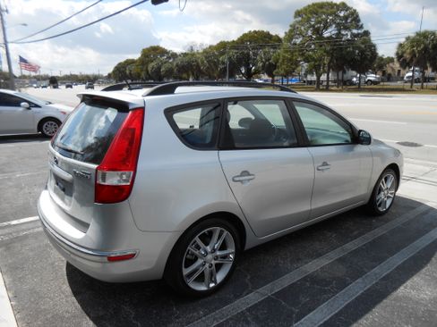 Used 2010 Hyundai Elantra Touring SE image 4