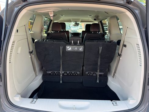 Used 2021 Chrysler Pacifica Touring-L FWD image 36
