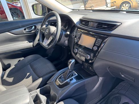 Used 2017 Nissan Rogue SV image 12