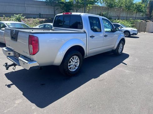 Used 2015 Nissan Frontier 4x4 Crew Cab image 3