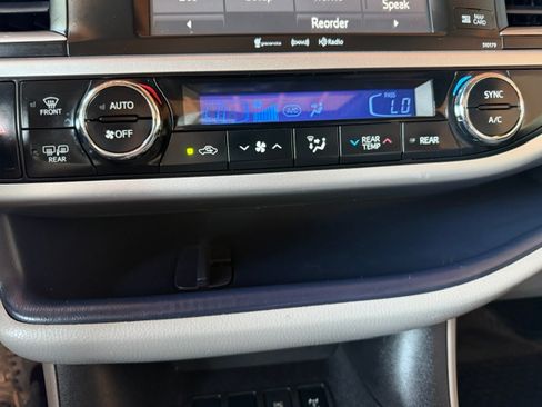 Used 2017 Toyota Highlander AWD V6 image 13