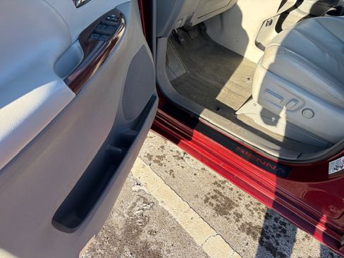 Used 2013 Toyota Sienna XLE image 10