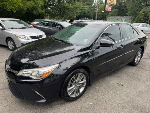Used 2017 Toyota Camry SE Sedan FWD image 1
