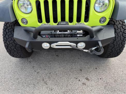 Used 2016 Jeep Wrangler Unlimited Rubicon image 9