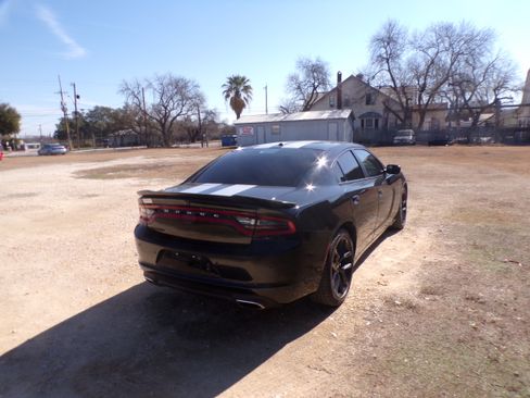 Used 2019 Dodge Charger SXT image 4