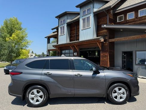 Used 2021 Toyota Highlander AWD LE V6 image 6