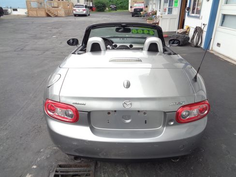 Used 2010 MAZDA MX-5 Miata Hard Top RWD image 7