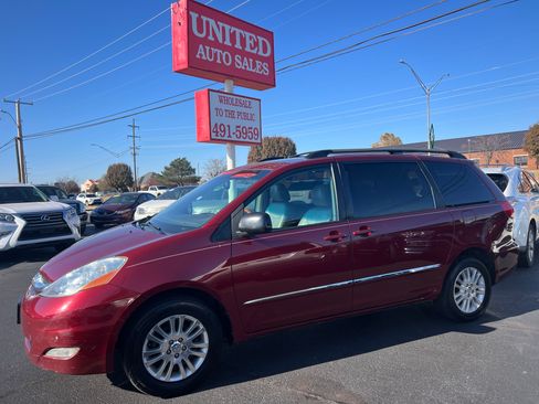 Used 2010 Toyota Sienna image 1