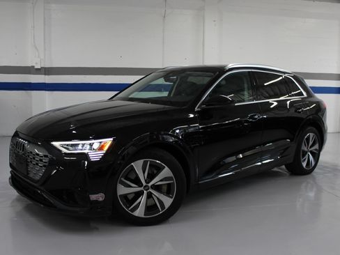 Used 2024 Audi Q8 e-tron Premium image 3