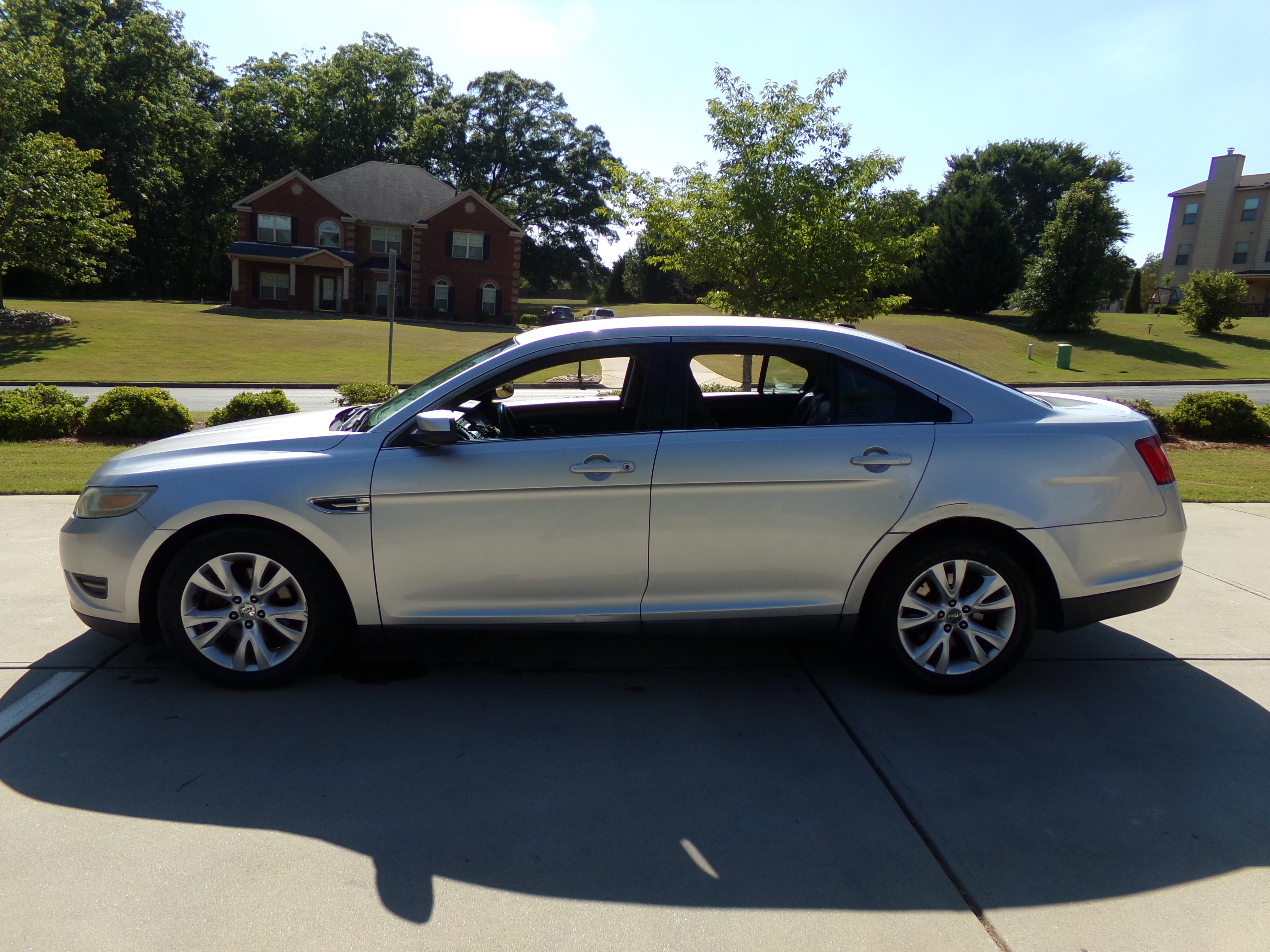 Used 2011 Ford Taurus SEL FWD image 2