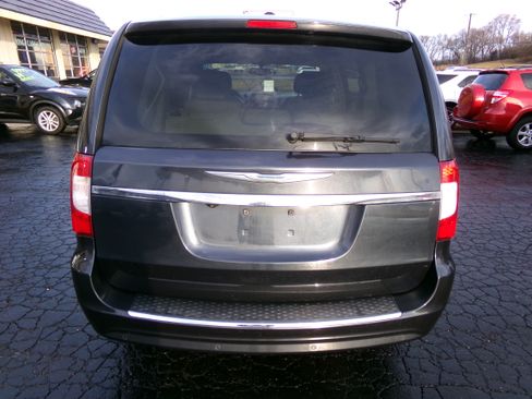 Used 2014 Chrysler Town & Country Touring-L image 4
