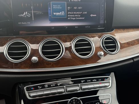 Used 2017 Mercedes-Benz E 300 4MATIC image 10