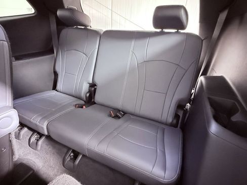 Used 2022 Buick Enclave Essence image 23