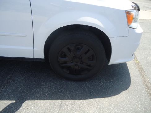 Used 2017 Dodge Grand Caravan SE FWD image 3