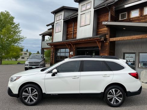 Used 2018 Subaru Outback 3.6R Limited AWD/4WD image 2