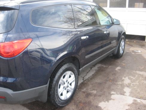 Used 2011 Chevrolet Traverse LS image 4