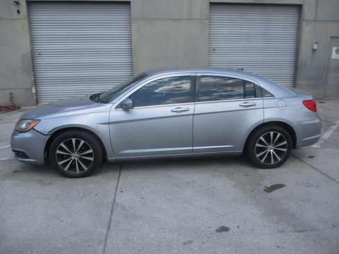 Used 2014 Chrysler 200 LX image 1
