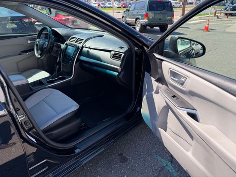 Used 2017 Toyota Camry SE image 17