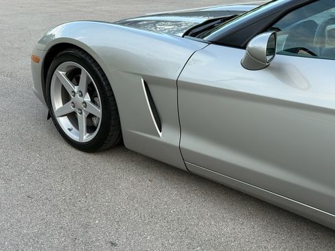 Used 2005 Chevrolet Corvette Coupe RWD image 32