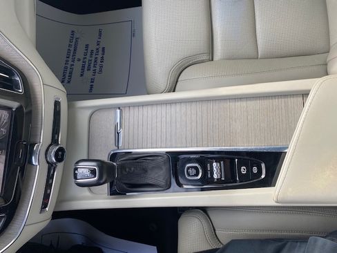 Used 2018 Volvo XC60 T8 Inscription image 11