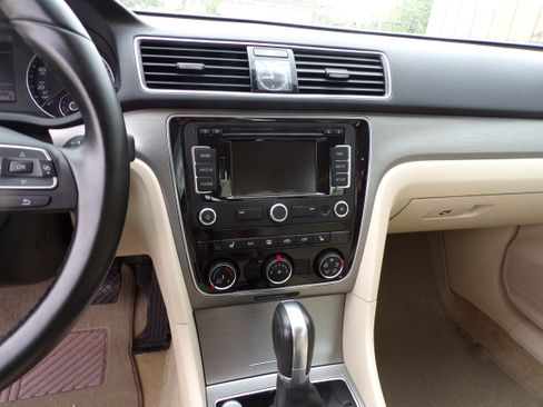 Used 2015 Volkswagen Passat 1.8T SE image 13