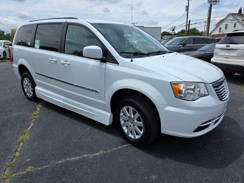 Used 2014 Chrysler Town & Country Touring image 3