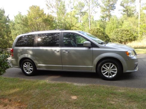 Used 2018 Dodge Grand Caravan SXT FWD image 2