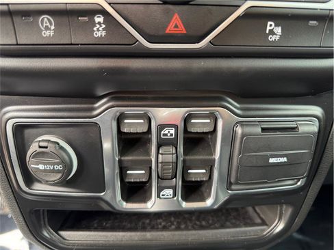 Used 2022 Jeep Wrangler Unlimited Sahara image 20