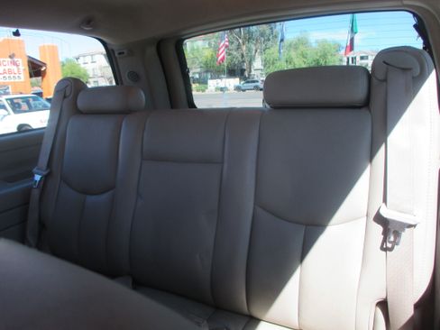 Used 2005 Cadillac Escalade ESV Premium image 10