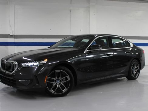 Used 2025 BMW i5 xDrive40 image 2