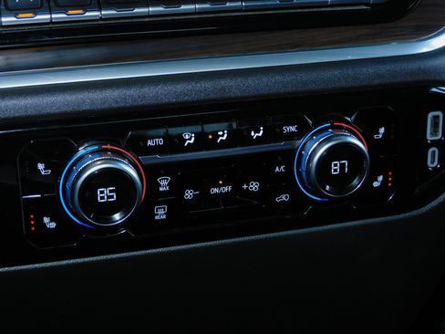 Certified 2025 GMC Sierra 1500 SLT image 7