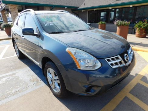 Used 2013 Nissan Rogue SV image 1