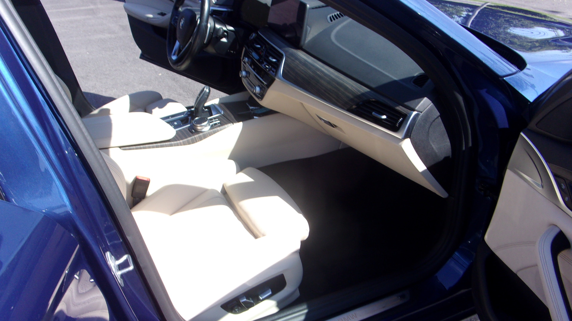 Used 2021 BMW 530i xDrive AWD/4WD image 28