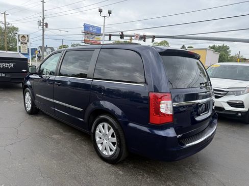Used 2015 Chrysler Town & Country Touring FWD image 6
